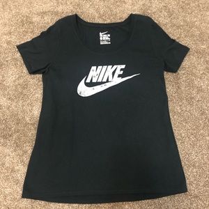 NIKE WOMEN'S TSHIRT